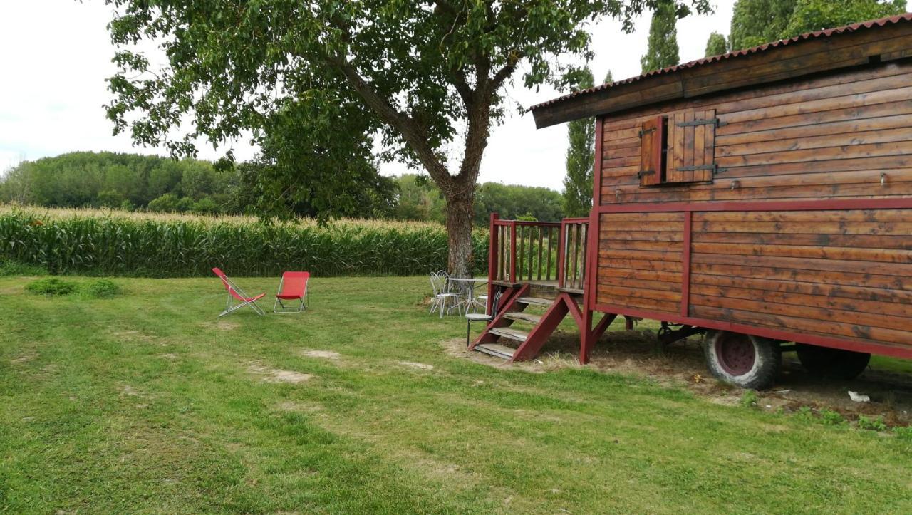La Ferme De L'Isle Et Sa Roulotte Bed & Breakfast Avaray Exterior photo